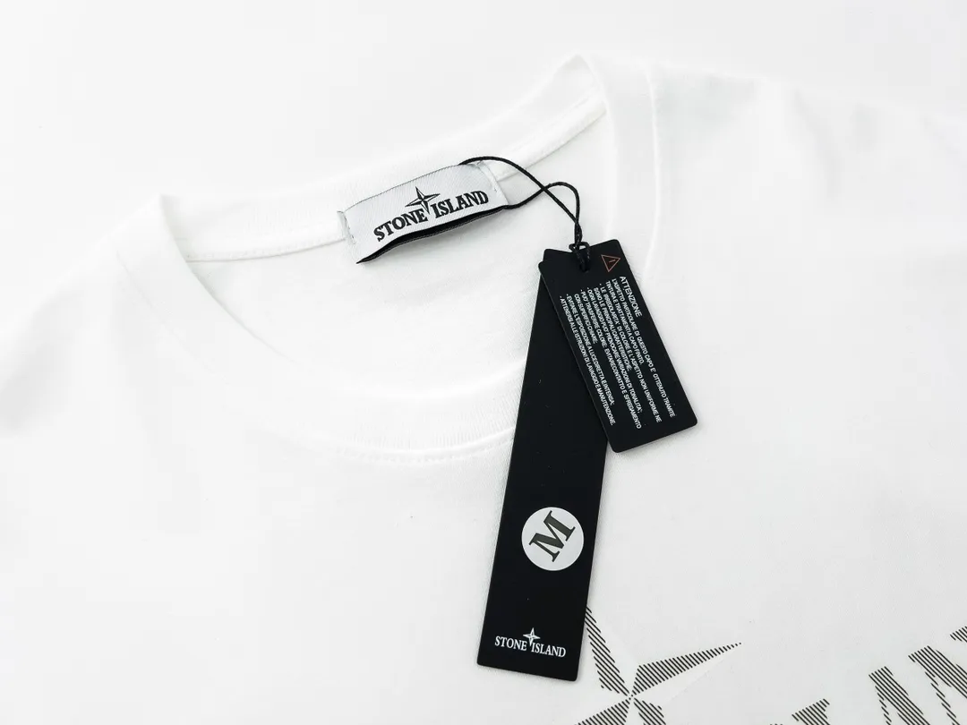 W662#P110💰 [Stone lsland/Stone Island summer twill logo printed short-sleeved T-shirt] ⚠️[Original creation with high control of details] -Made of 230g combed cotton 32-count double yarn, soft and comfortable to the touch, sweat-absorbent and breathable. -Simple basic and versatile style, original single quality, the first choice for couples. -Made by a large factory, four needles and five threads on the shoulder, neat alignment, high quality workmanship. -Same style for men and women, very versatile One piece by hand, the details are clearly visible. Color: Black White Size: M L